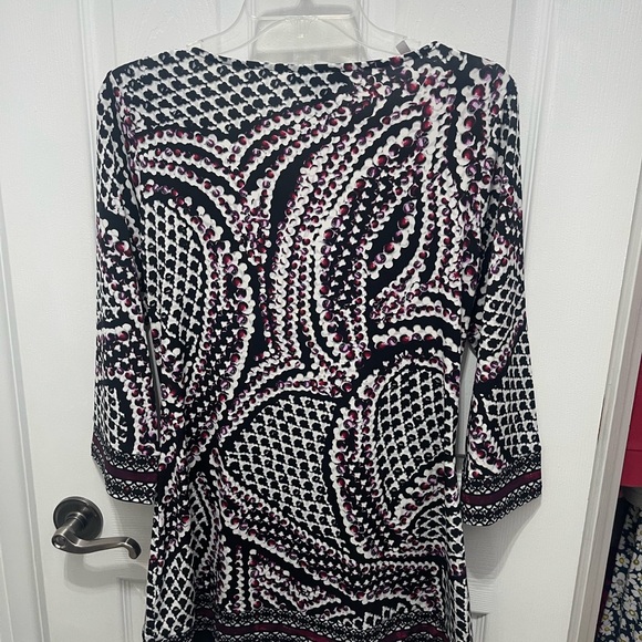 White House Black Market Fitted Graphic Blouse with Cuffed 3/4 Sleeves - Picture 7 of 11